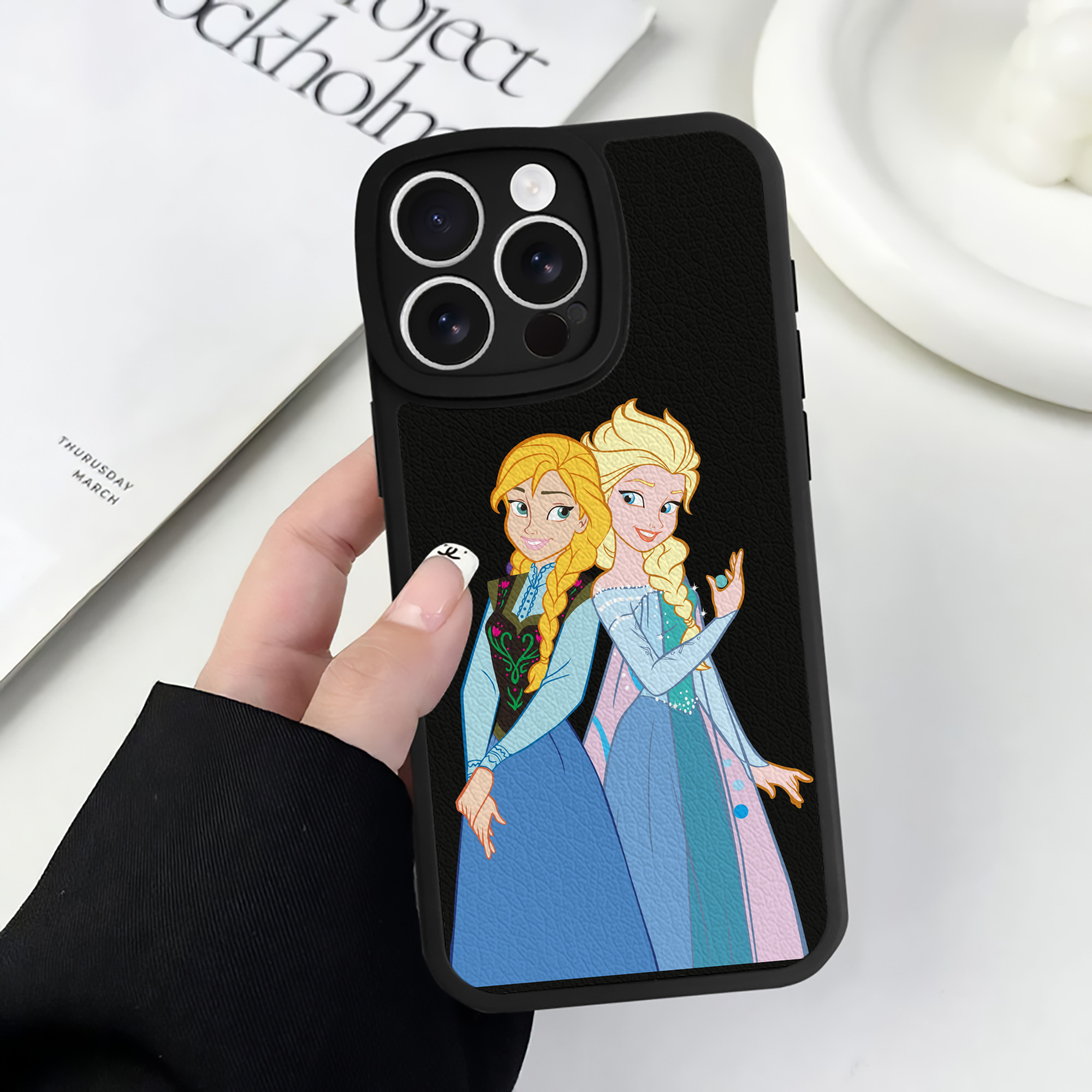 （画像用） アナと雪の女王 アンナ エルサ Frozen Anna Elsa 【iPhone 16シリーズ対応】シリコンスマホケース（レザー調） 材質：シリコン
